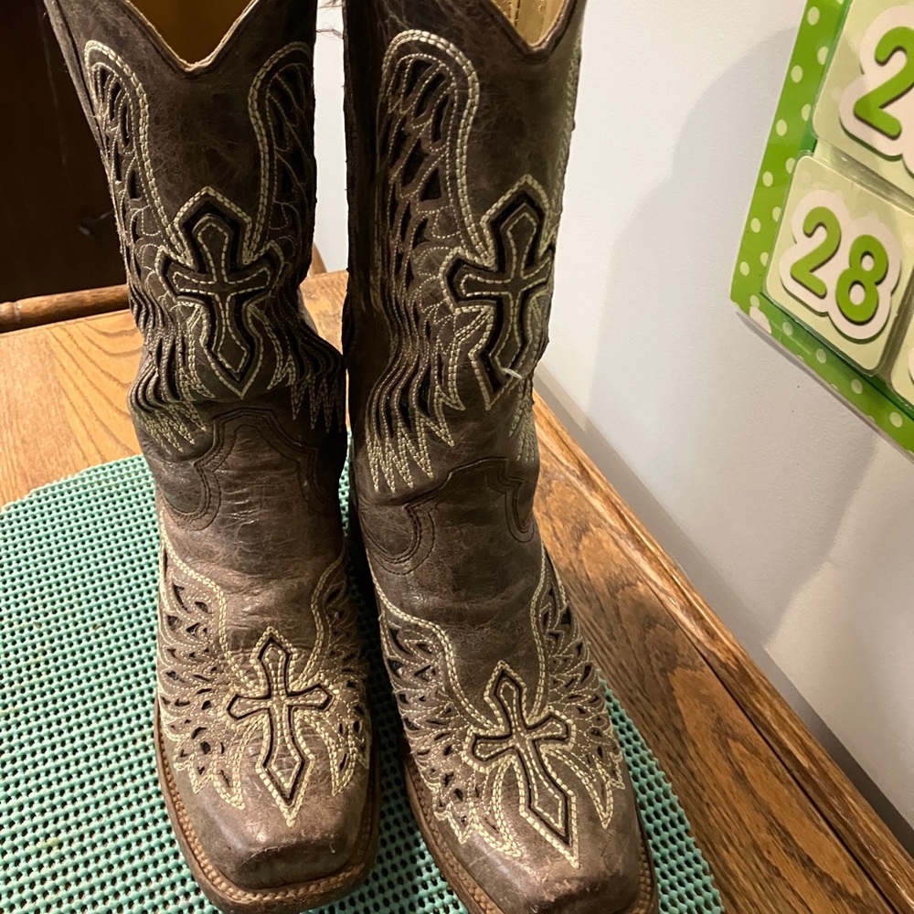 Corral women’s boots! Cross on the front. Beautiful! Great  condition. size 8.5. - Picture 3 of 9